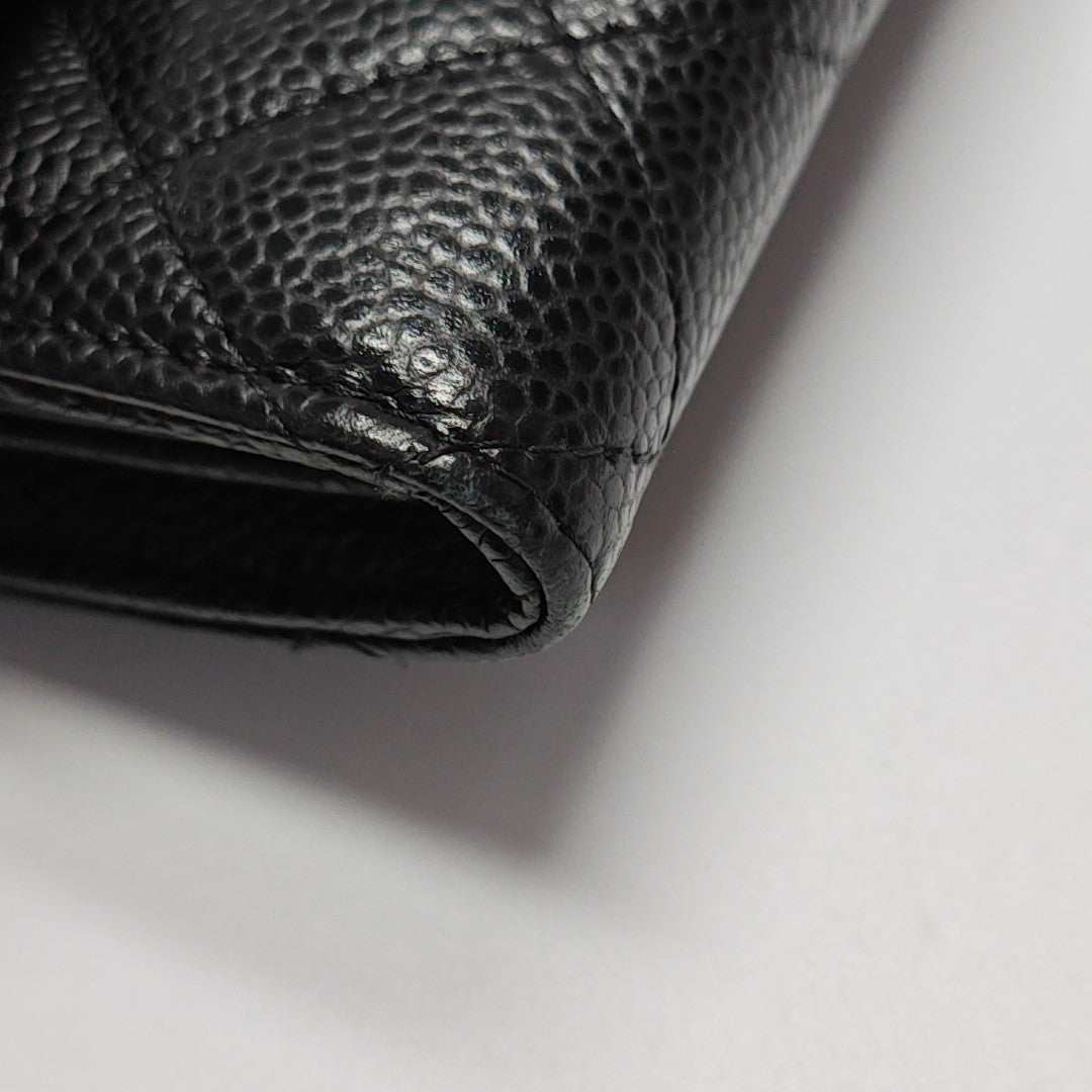 Cartera CLÁSICA CON SOLAPA Mini Acolchada de Piel de Becerro Granulada Negra