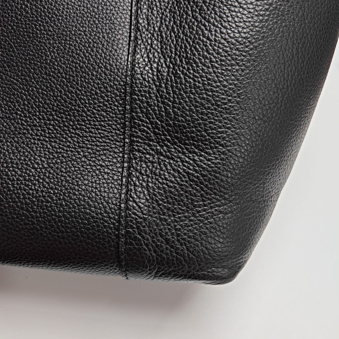 Hourglass M Calfskin Black