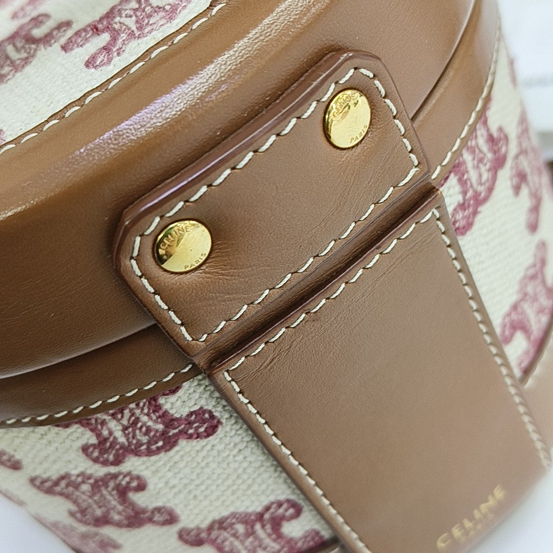 Authenticated pre-owned  TRIOMPHE Small Fabric Brown - Shoulder Bag at Looply
