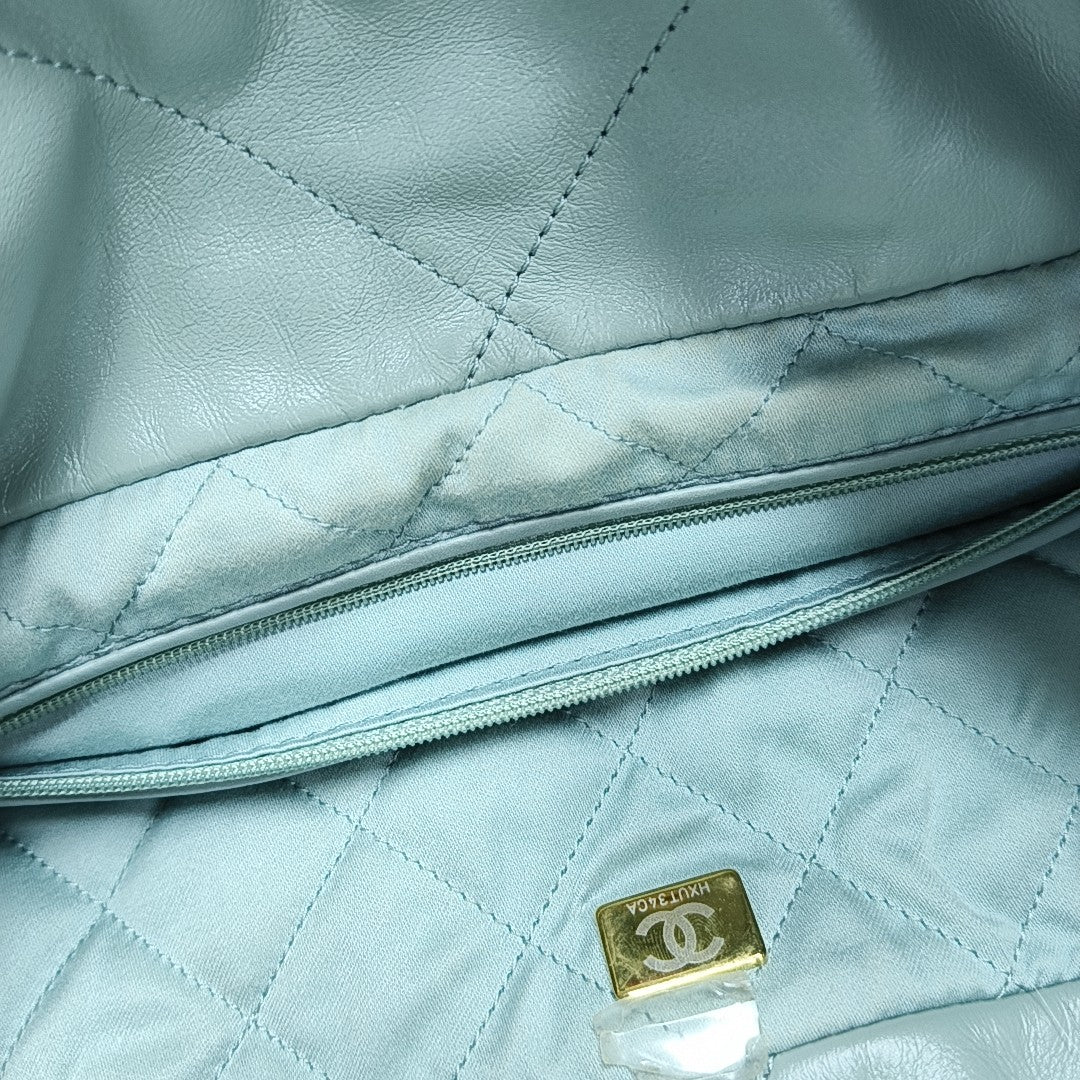 CHANEL 22 Medium Quilted Calfskin Green