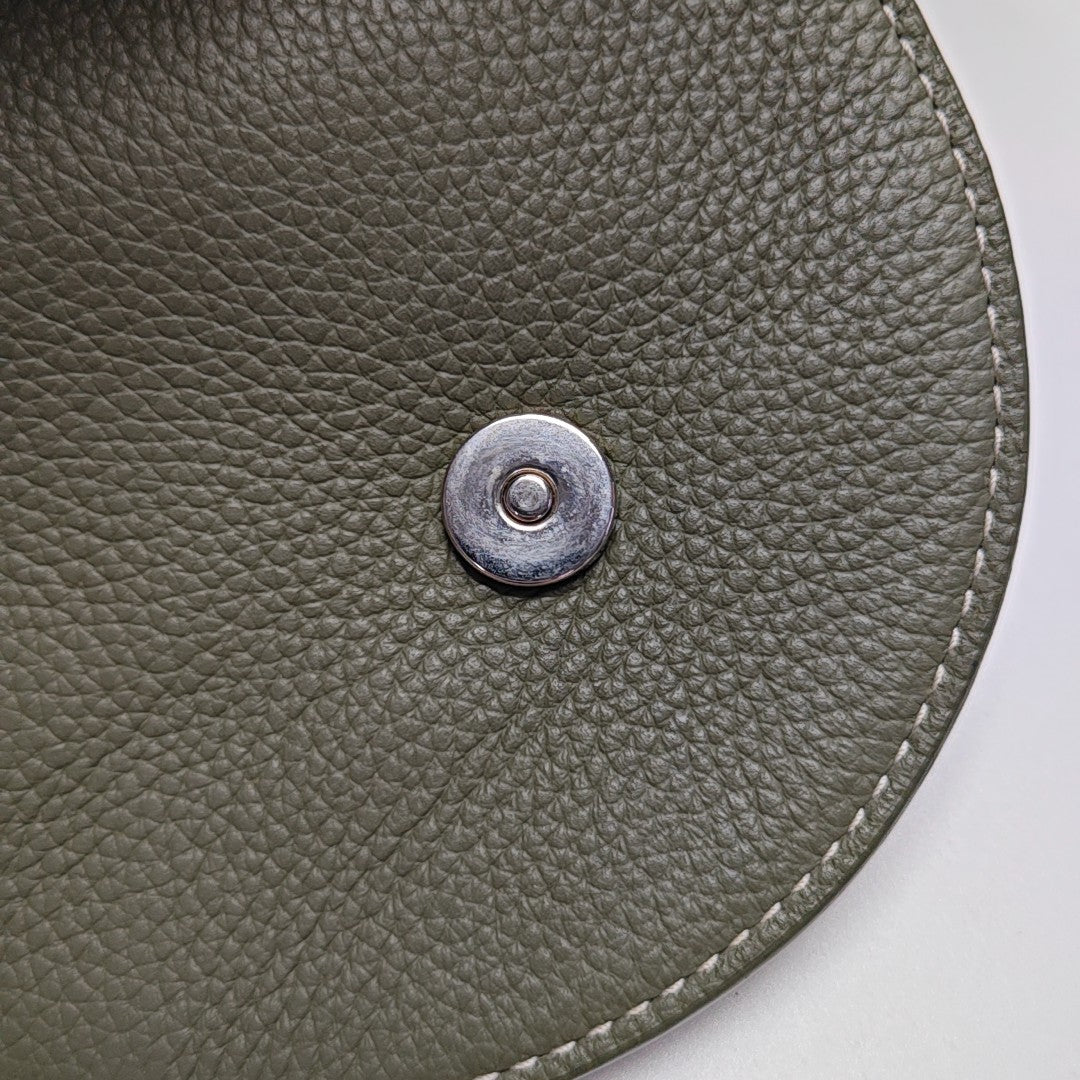 Authenticated pre-owned  Saddle Calfskin Green - Shoulder Bag at Looply