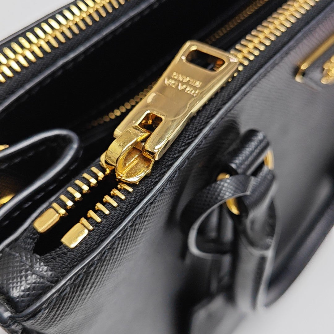 Galleria Medium Saffiano Calfskin Black