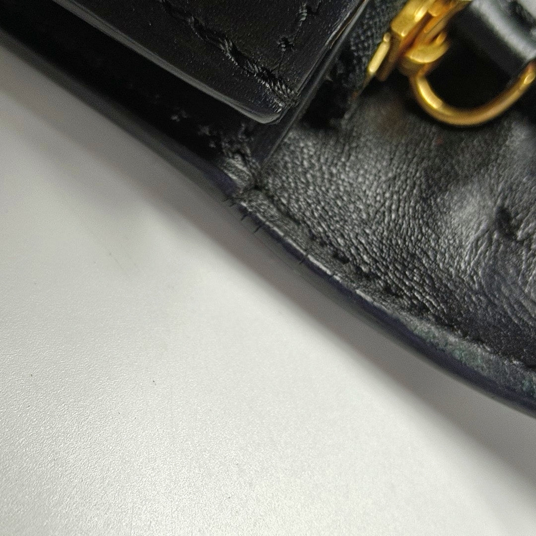 Authenticated pre-owned  CLASSIC BOX Medium Calfskin Black - Crossbody Bag at Looply