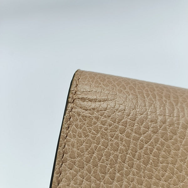 Cartera de piel de becerro marrón con G entrelazadas