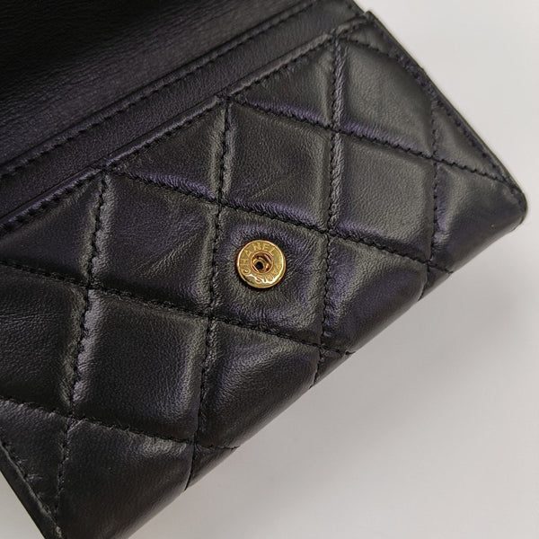 2.55 Cartera negra de piel de becerro acolchada