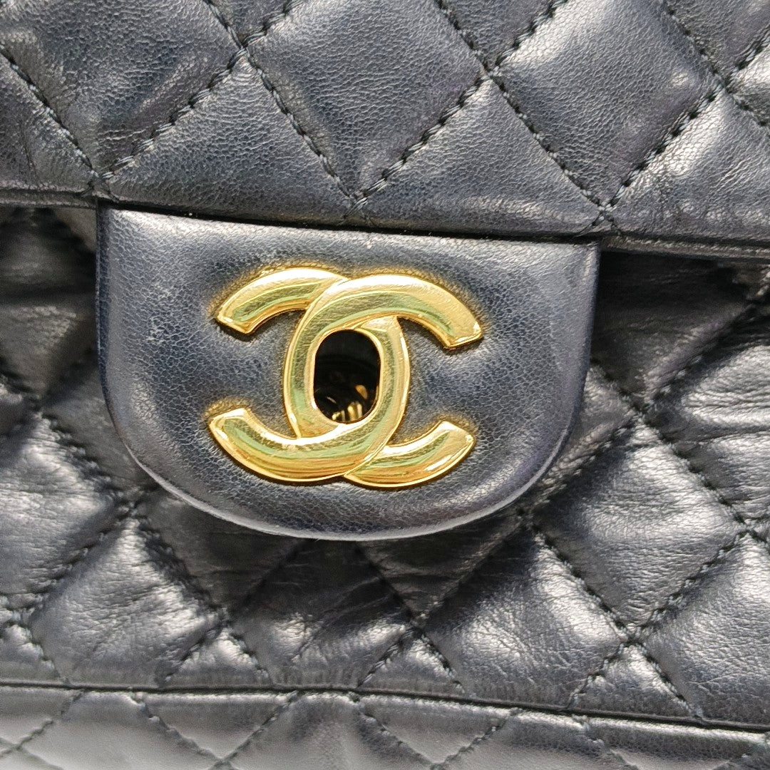 Authenticated pre-owned  CLASSIC FLAP Quilted Lambskin Black - Shoulder Bag at Looply