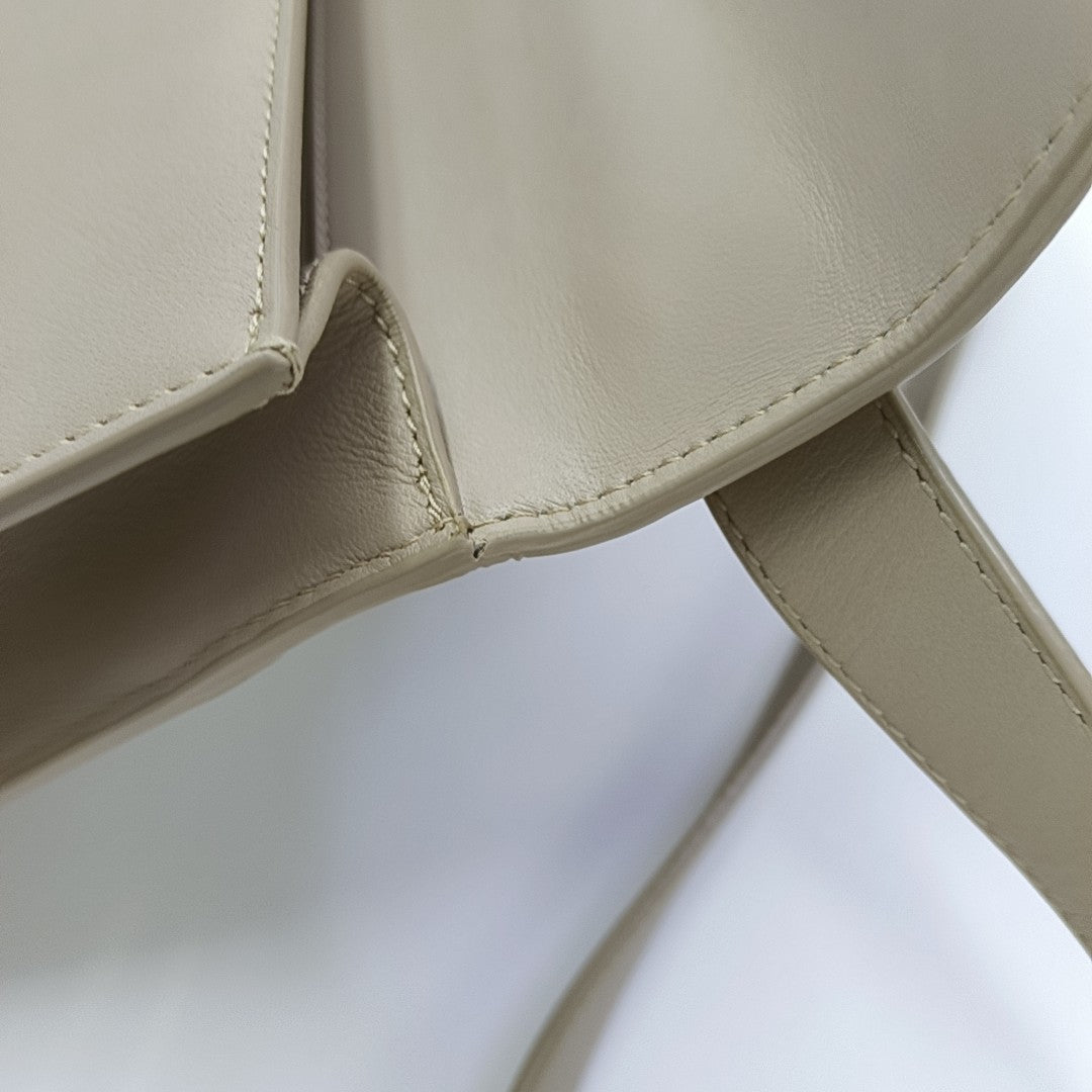 30 Montaigne Small Calfskin Beige