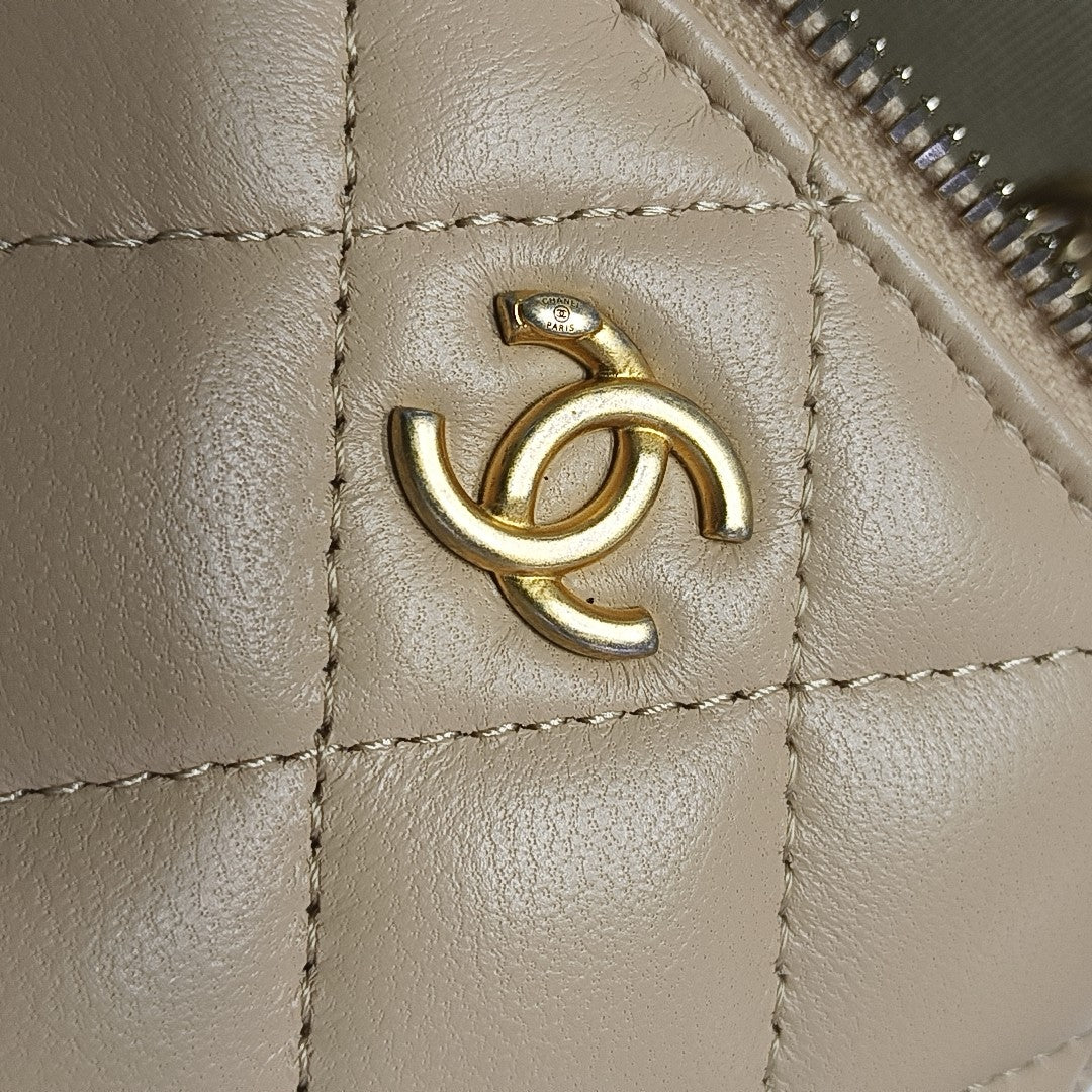 VANITY CASE Small Quilted Lambskin Beige