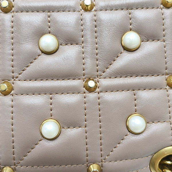 GG Marmont Piel de becerro acolchada pequeña beige