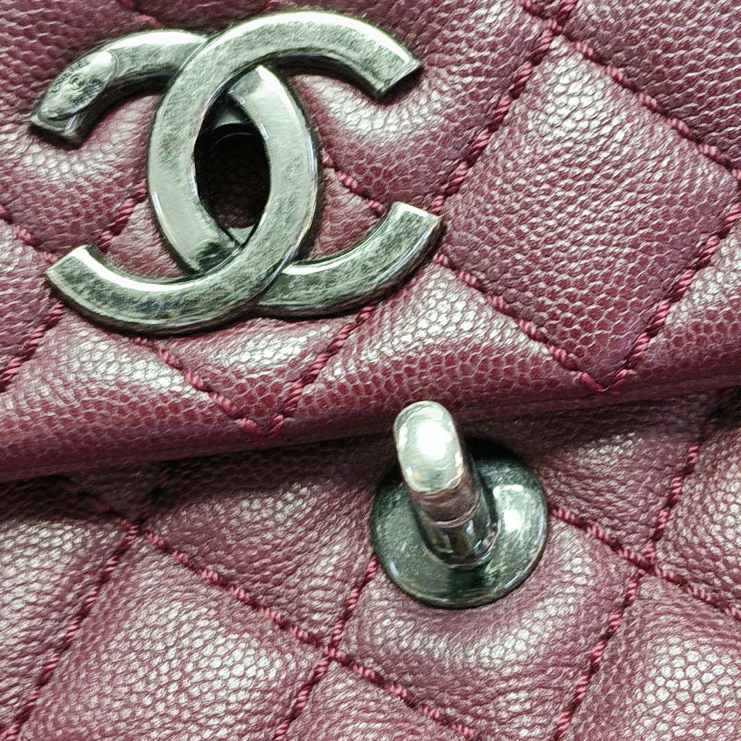 Coco Handle mediana de piel de becerro granulada acolchada burdeos
