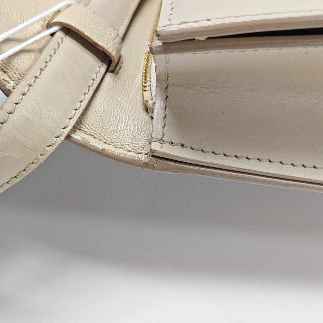 Authenticated pre-owned  CLASSIC BOX Medium Calfskin Beige - Shoulder Bag at Looply