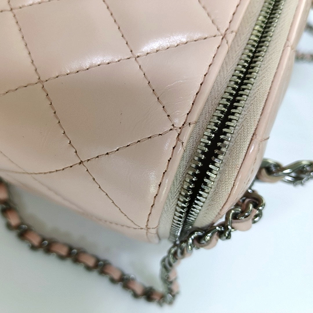 Authenticated pre-owned  VANITY CASE Quilted Calfskin Pink - Shoulder Bag at Looply