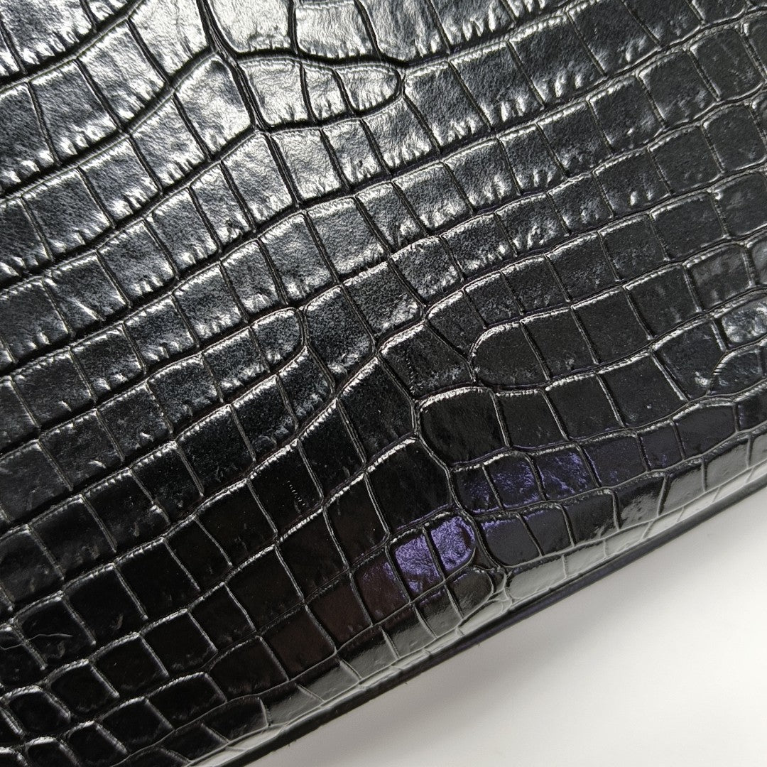 MANHATTAN Medium Calfskin Black