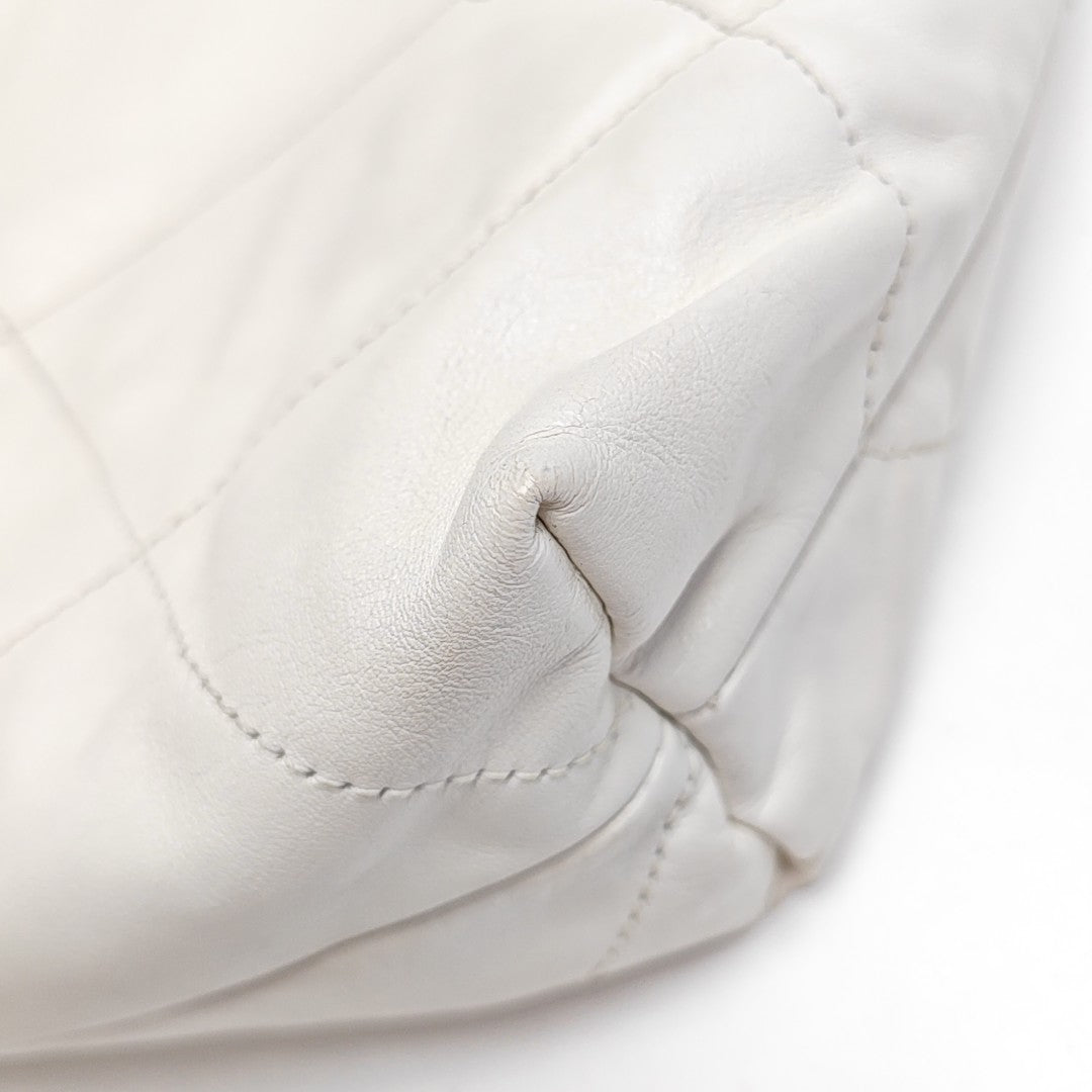CHANEL 22 Medium Quilted Calfskin White