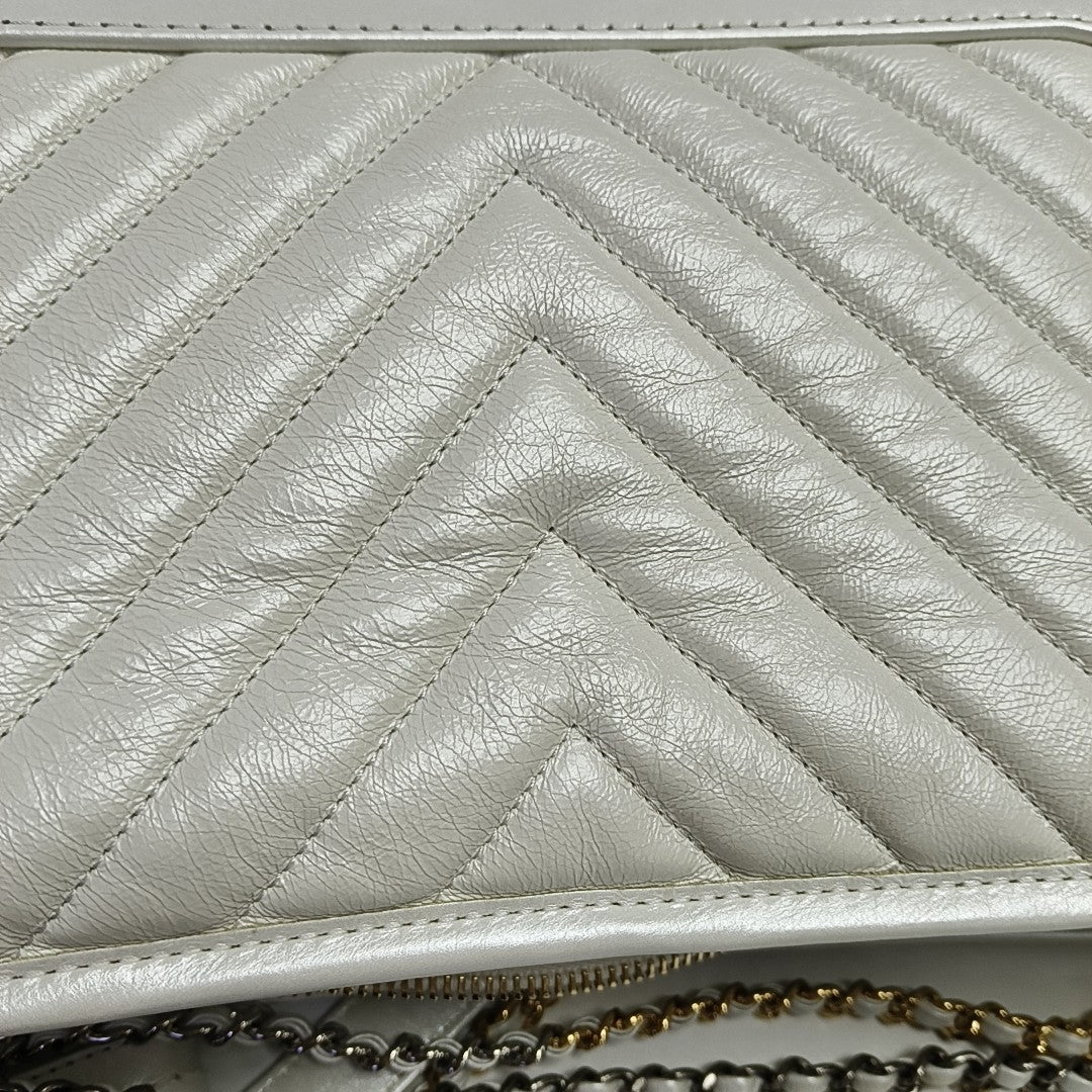 Authenticated pre-owned  GABRIELLE Medium Chevron, Quilted Calfskin White - Shoulder Bag at Looply