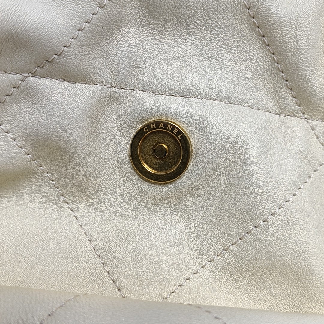 CHANEL 22 Medium Quilted Calfskin White