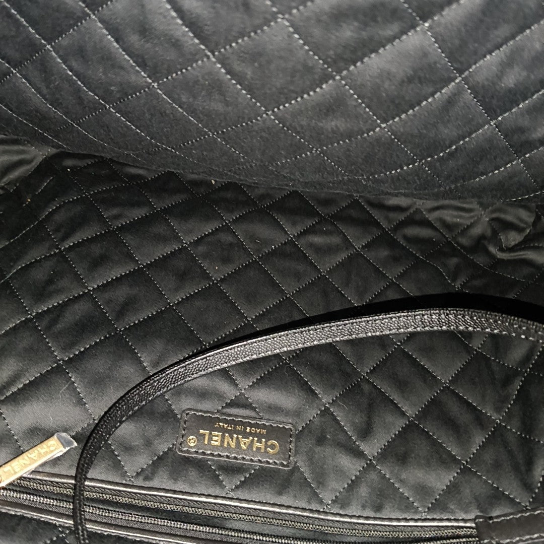 CHANEL 22 Medium Quilted Grained Calfskin Black