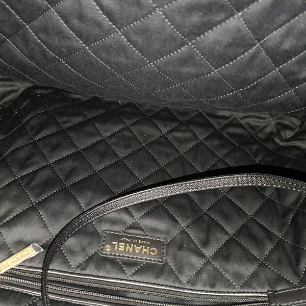 CHANEL 22 Medium Quilted Grained Calfskin Black
