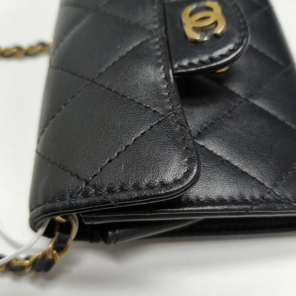 Authenticated pre-owned  CLASSIC FLAP Quilted Lambskin Black - Crossbody Bag at Looply