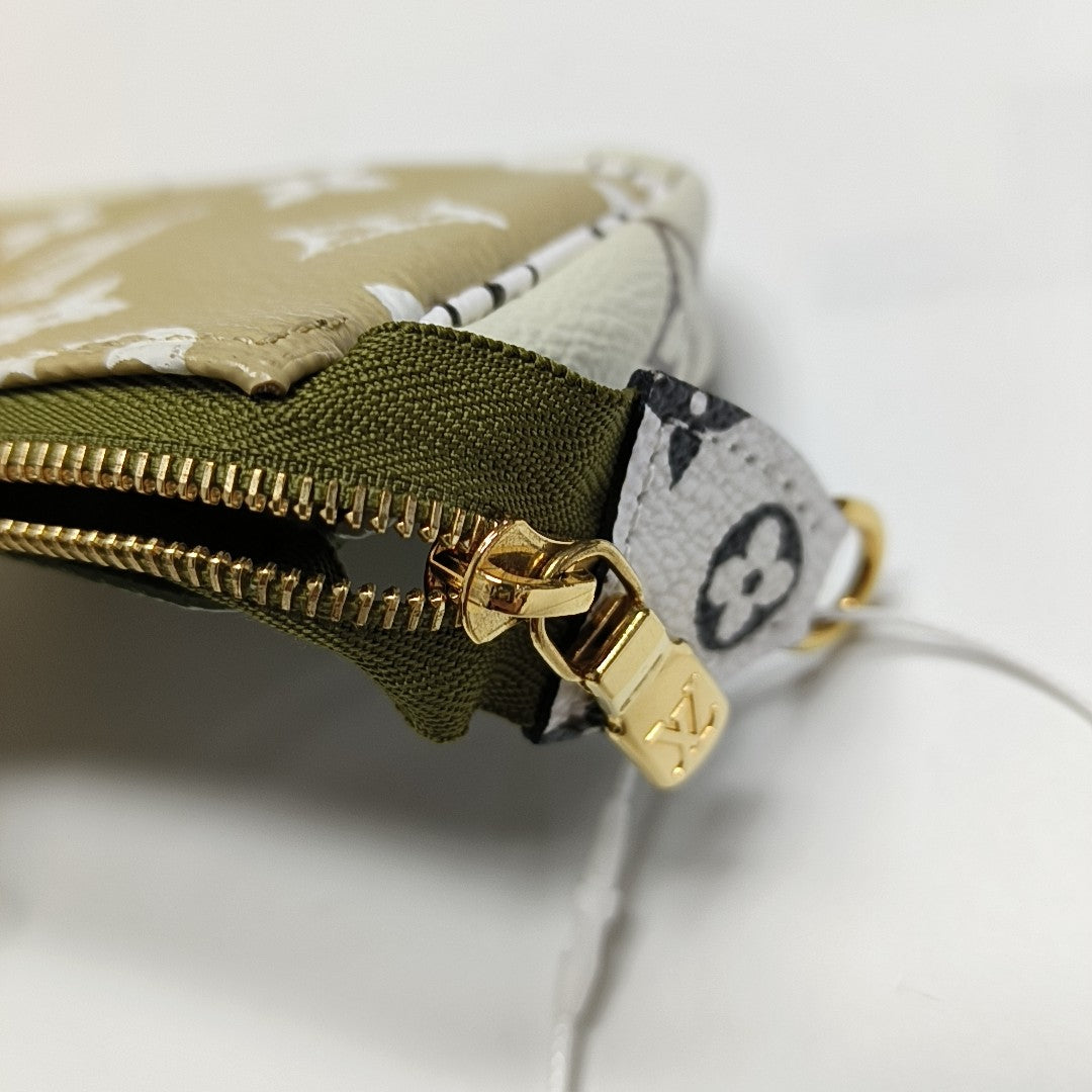 Authenticated pre-owned  ACCESSOIRES Mini Monogram Coated Canvas Green - Clutch at Looply