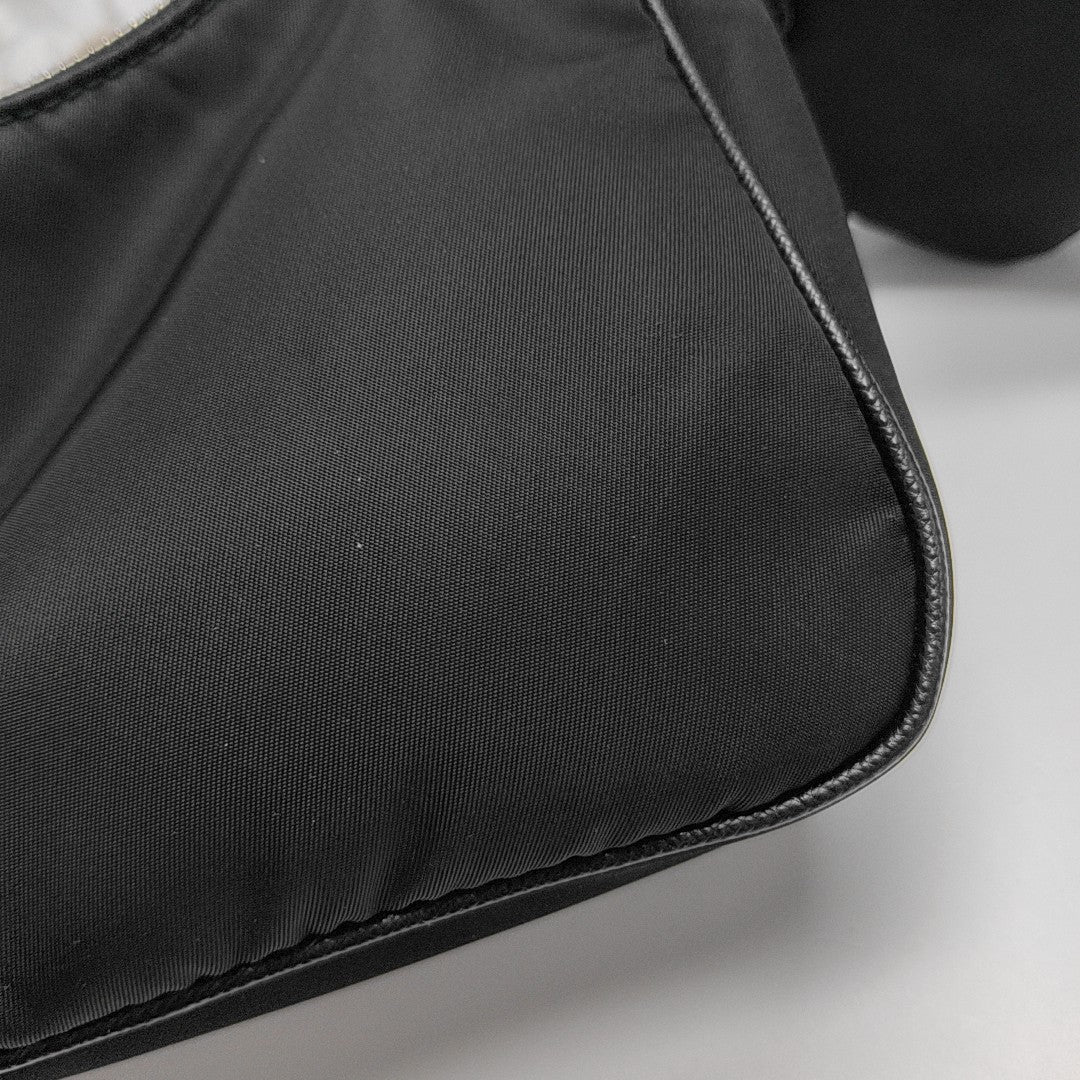 Authenticated pre-owned  Re-Edition2005 Nylon Black - Shoulder Bag at Looply