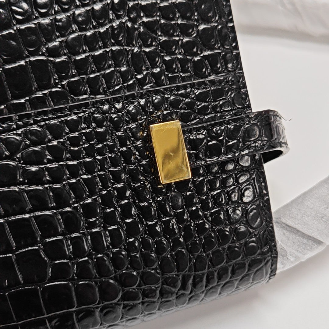 MANHATTAN Medium Calfskin Black