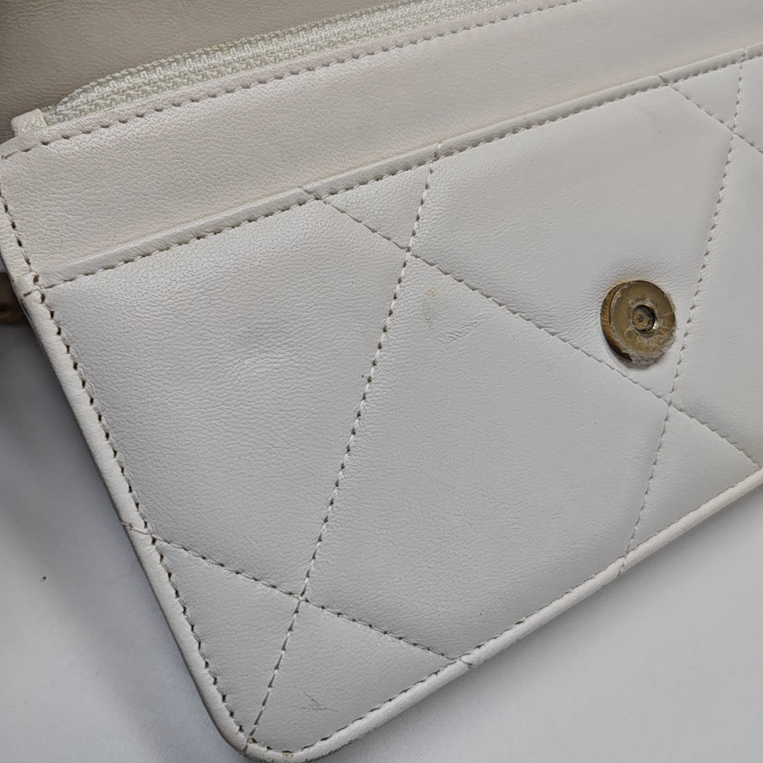 CHANEL 19 Piel de Cordero Acolchada Blanca