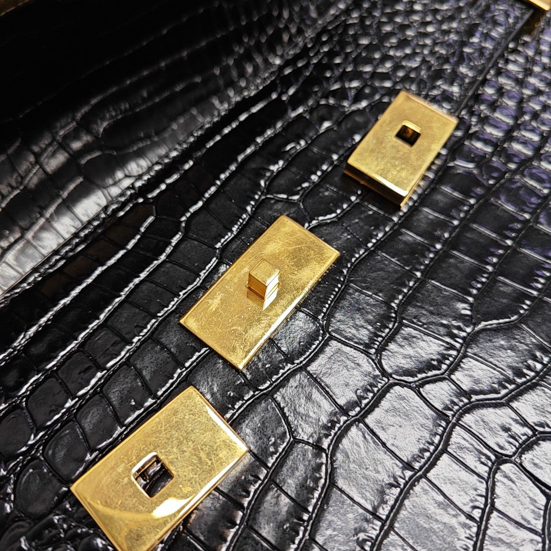 MANHATTAN Medium Calfskin Black