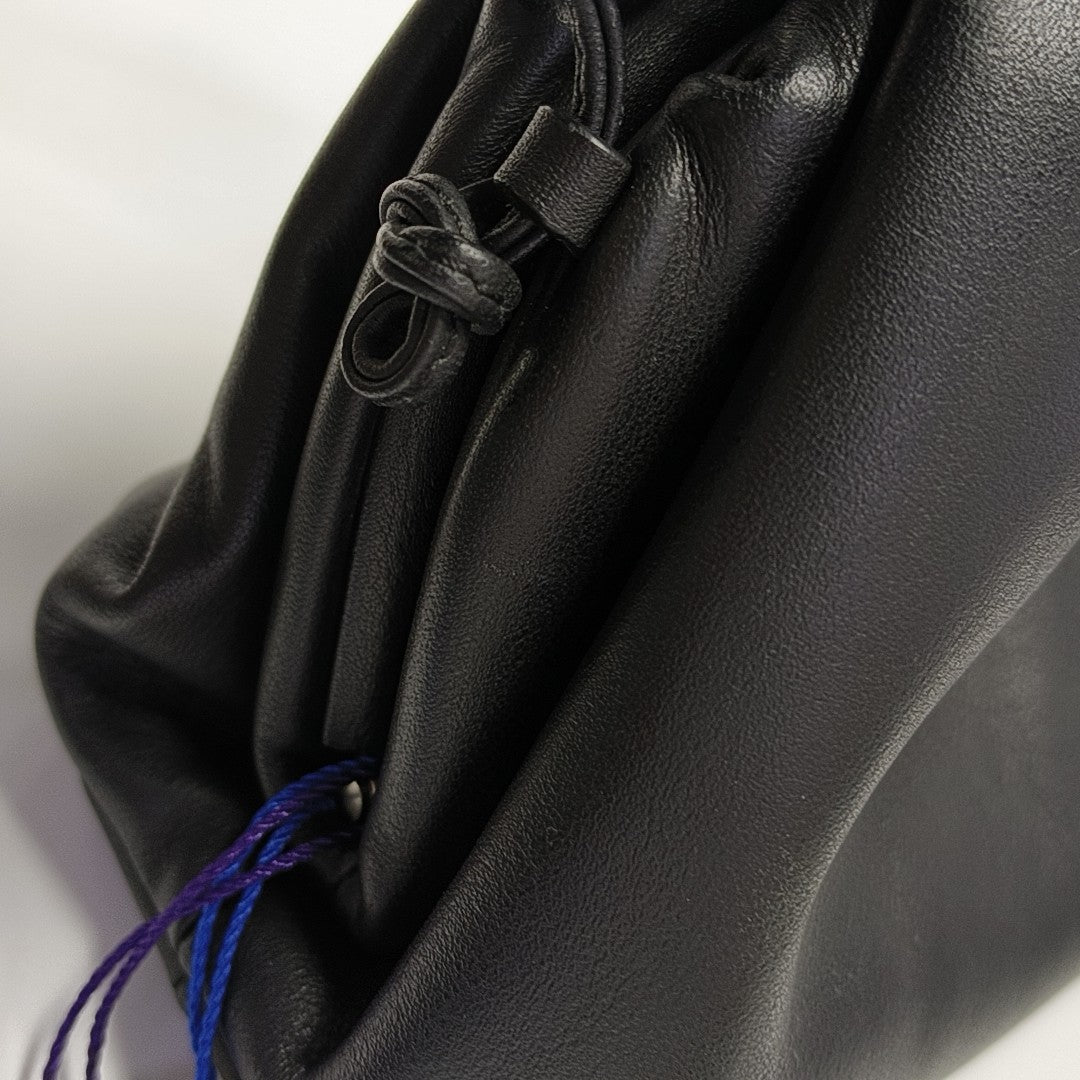 The Pouch Mini Piel de Becerro Negra
