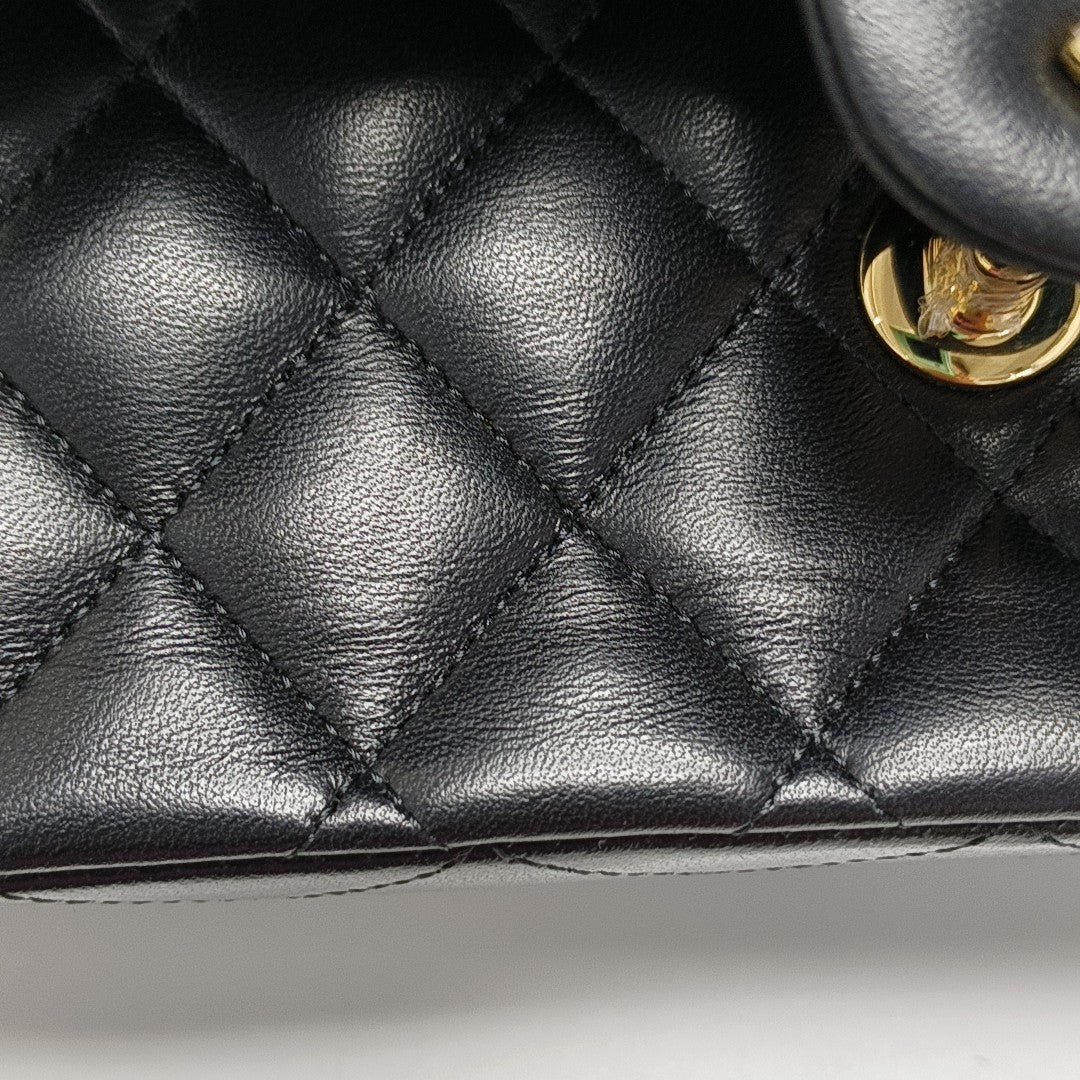 CLASSIC FLAP Medium Quilted Lambskin Black