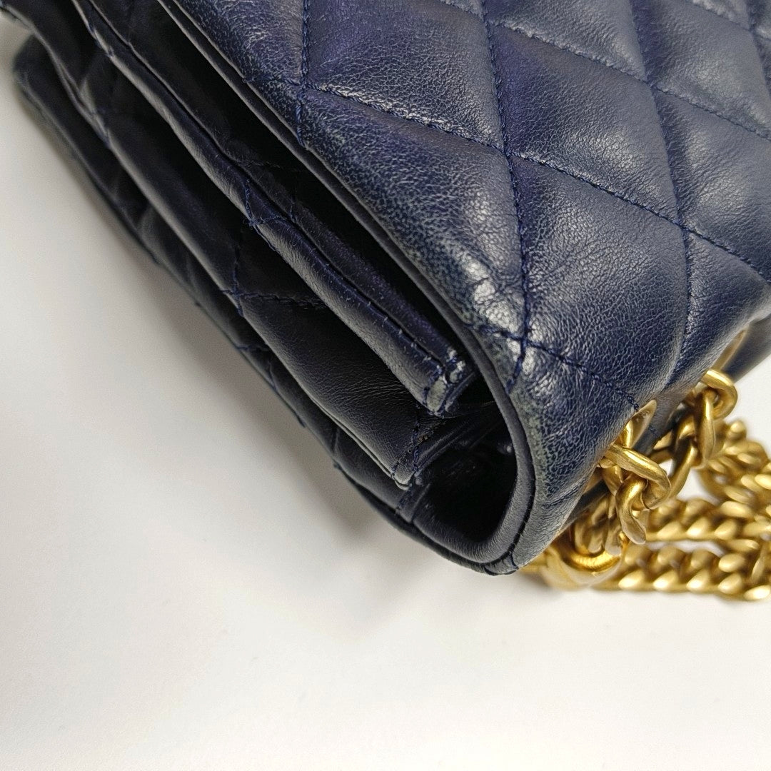 Authenticated pre-owned  CLASSIC FLAP Quilted Lambskin Blue - Crossbody Bag at Looply