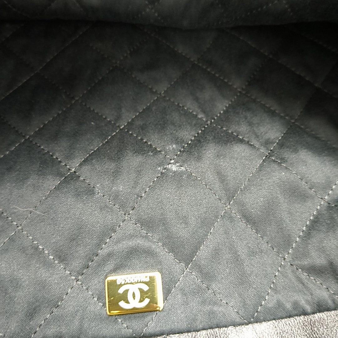CHANEL 22 Small Quilted Calfskin Black