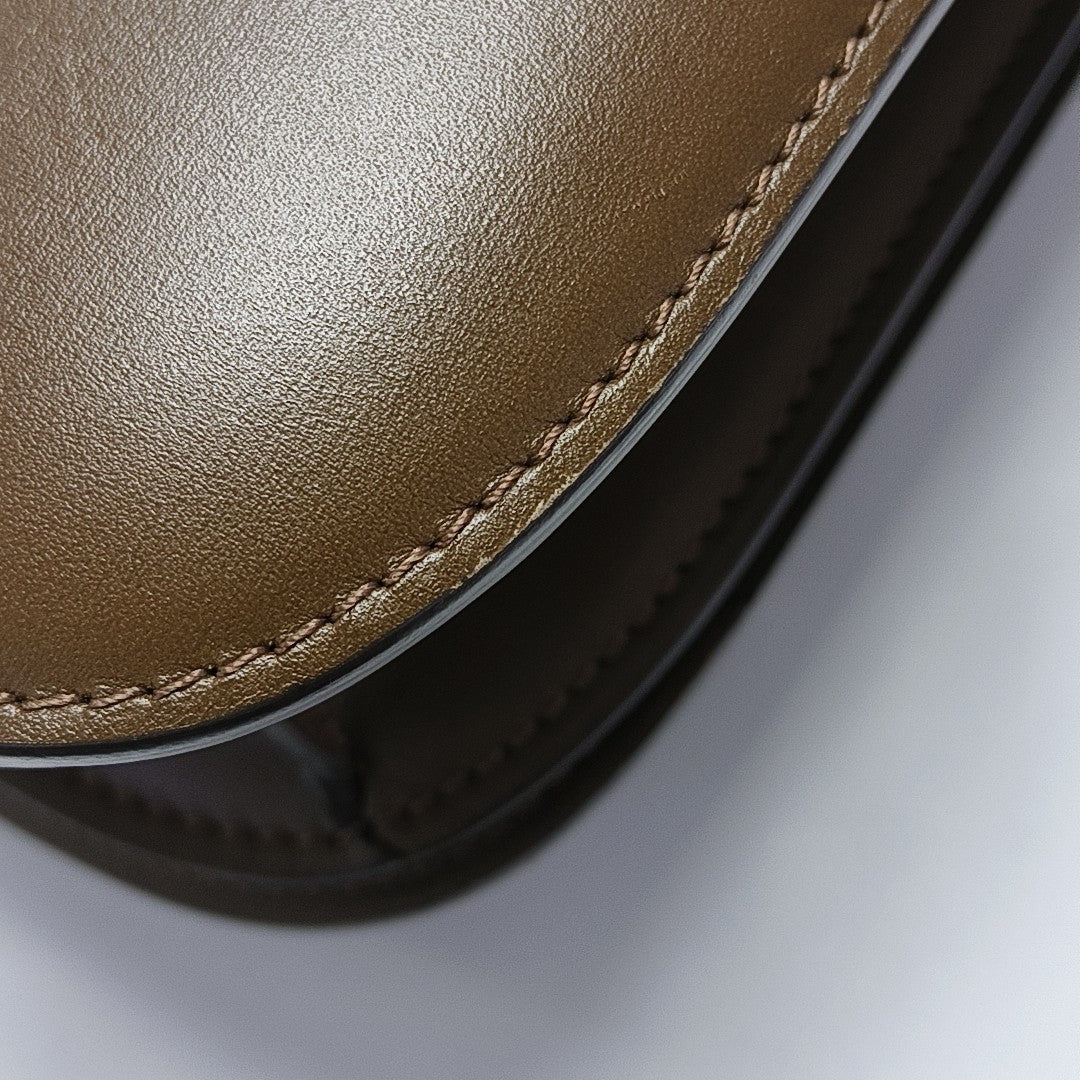 CLASSIC BOX Medium Calfskin Brown