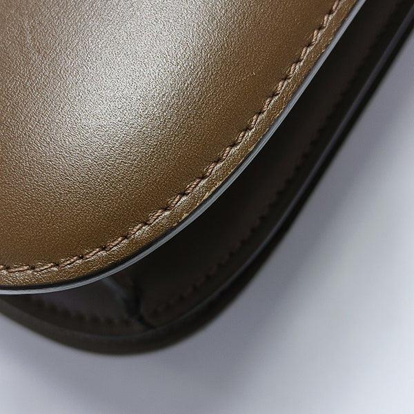CLASSIC BOX Medium Calfskin Brown