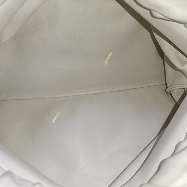 El estuche de piel de ternera blanca
