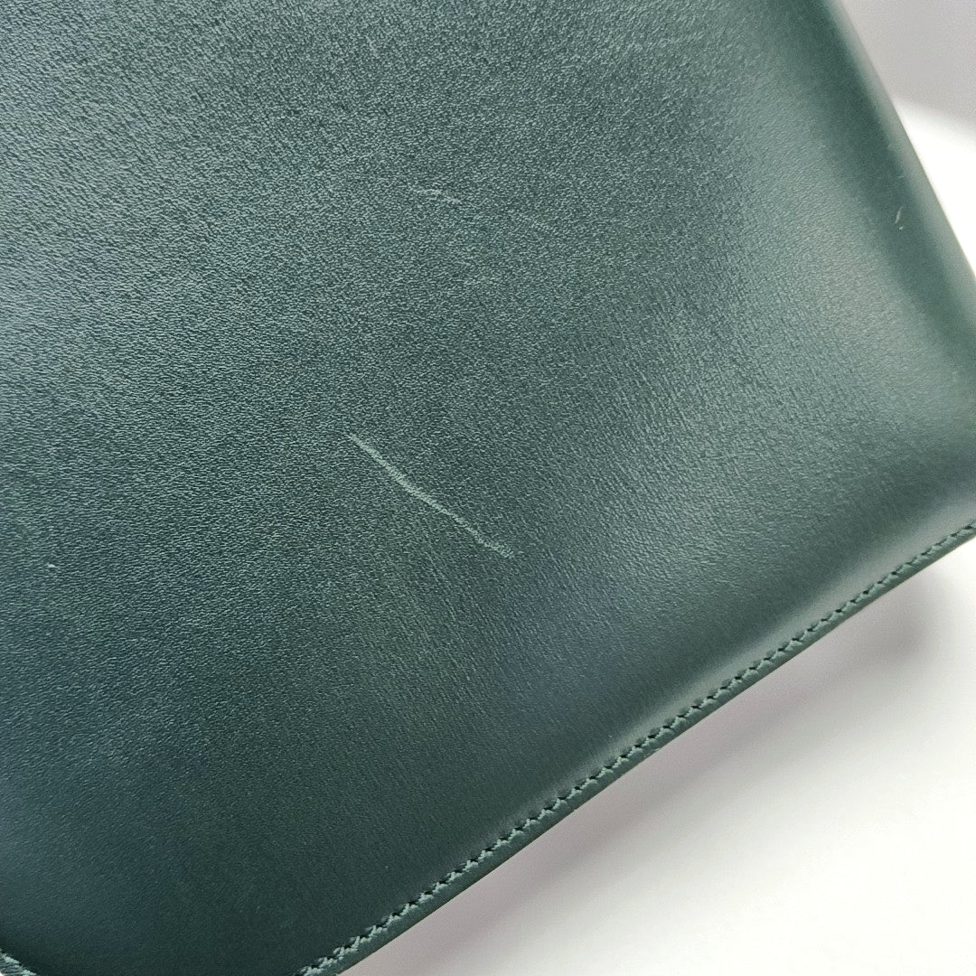 Authenticated pre-owned  CLASSIC BOX Medium Calfskin Green - Crossbody Bag at Looply