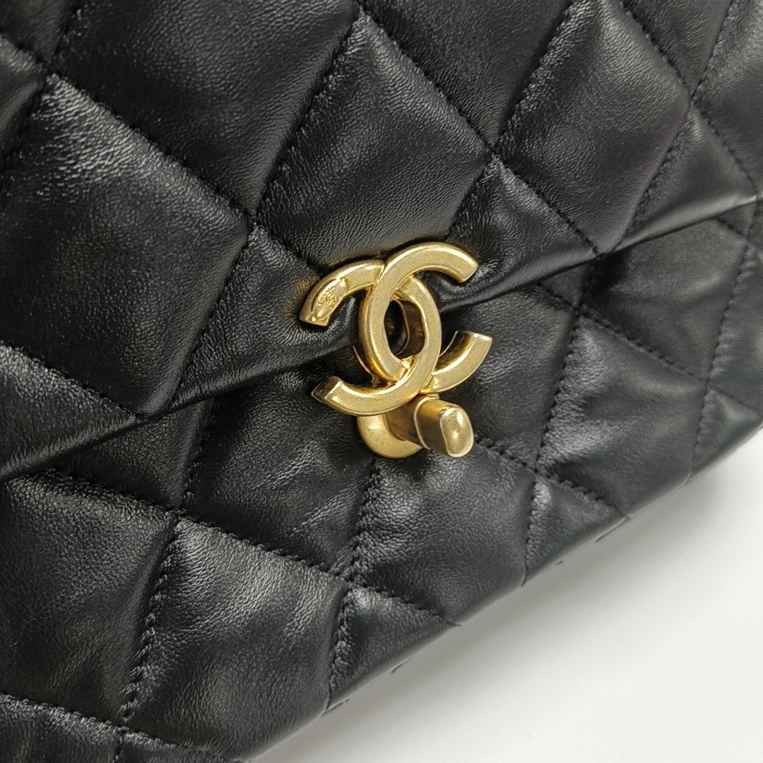 CLASSIC FLAP Piel de cordero acolchada negra