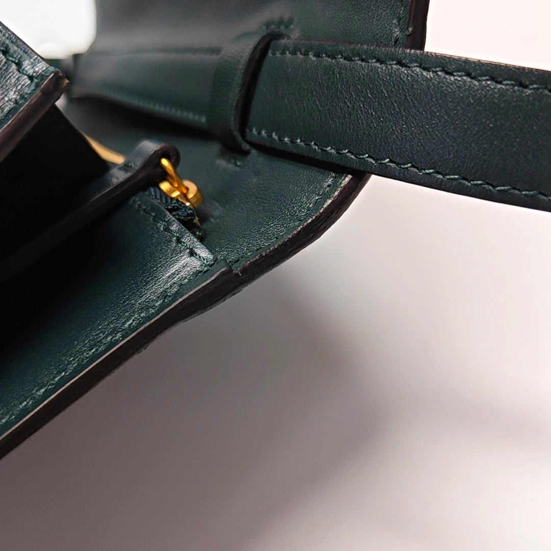 Authenticated pre-owned  CLASSIC BOX Medium Calfskin Green - Shoulder Bag at Looply