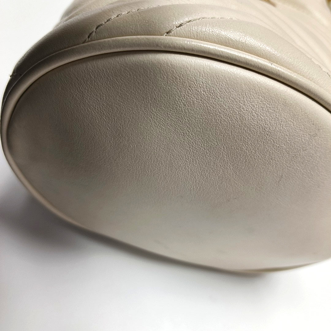 Authenticated pre-owned  GG Marmont Mini Quilted Calfskin White - Bucket Bag at Looply