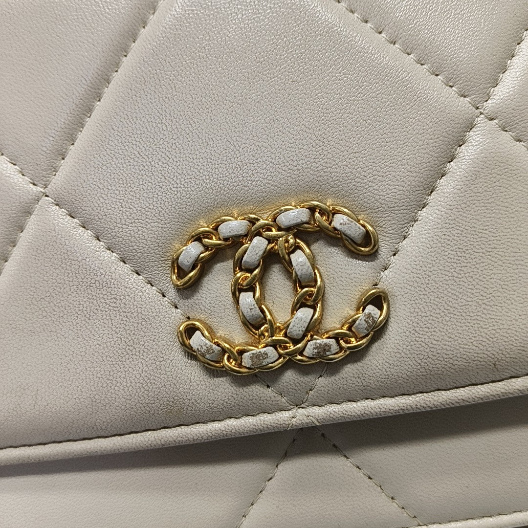 CHANEL 19 WOC Piel de cordero acolchada beige
