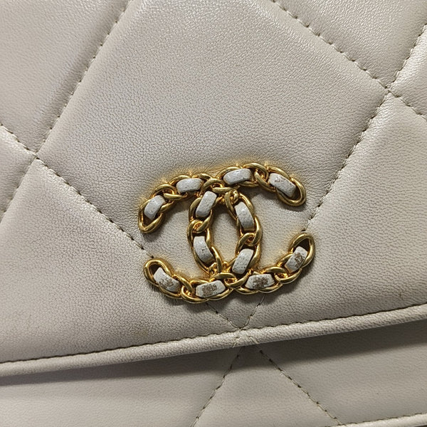 CHANEL 19 WOC Piel de cordero acolchada beige