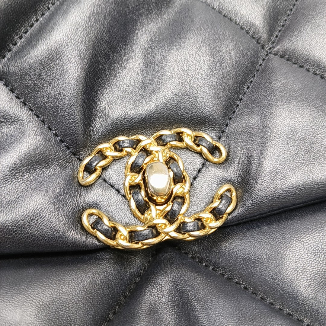 CHANEL 19 Pequeño Piel de Cordero Acolchada Negro