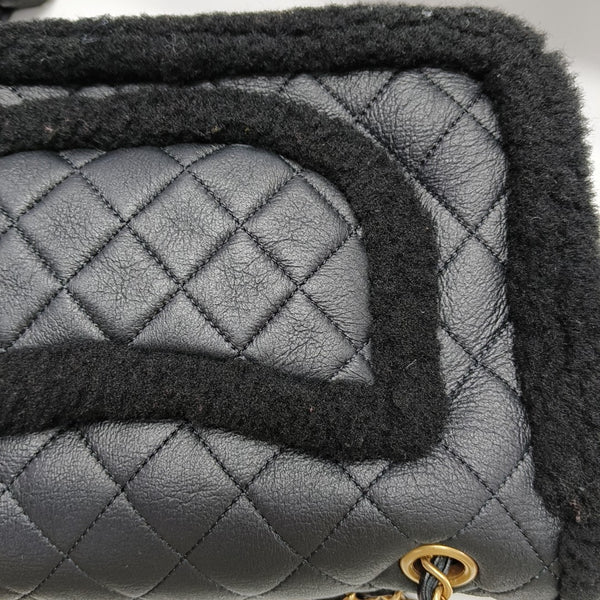Authenticated pre-owned  CLASSIC FLAP Quilted Sheepskin Black - Crossbody Bag at Looply