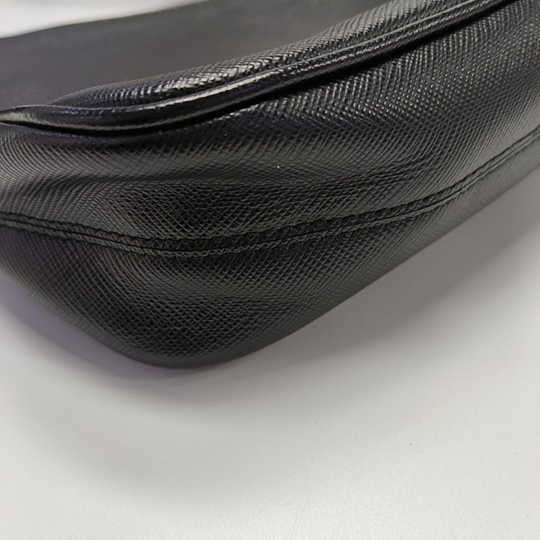Re-Edition2005 Saffiano Calfskin Black