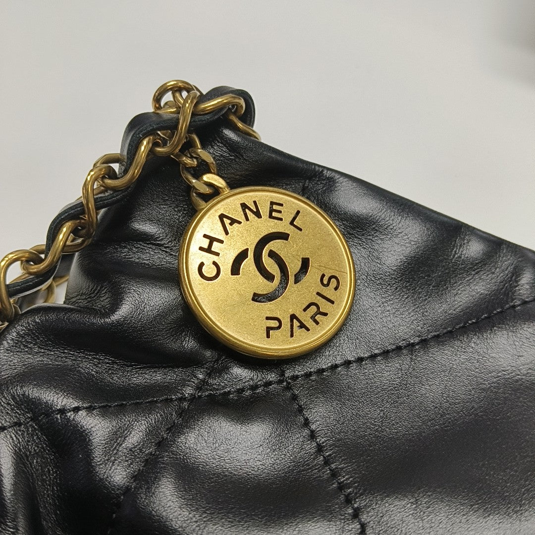 CHANEL 22 Medium Quilted Calfskin Black