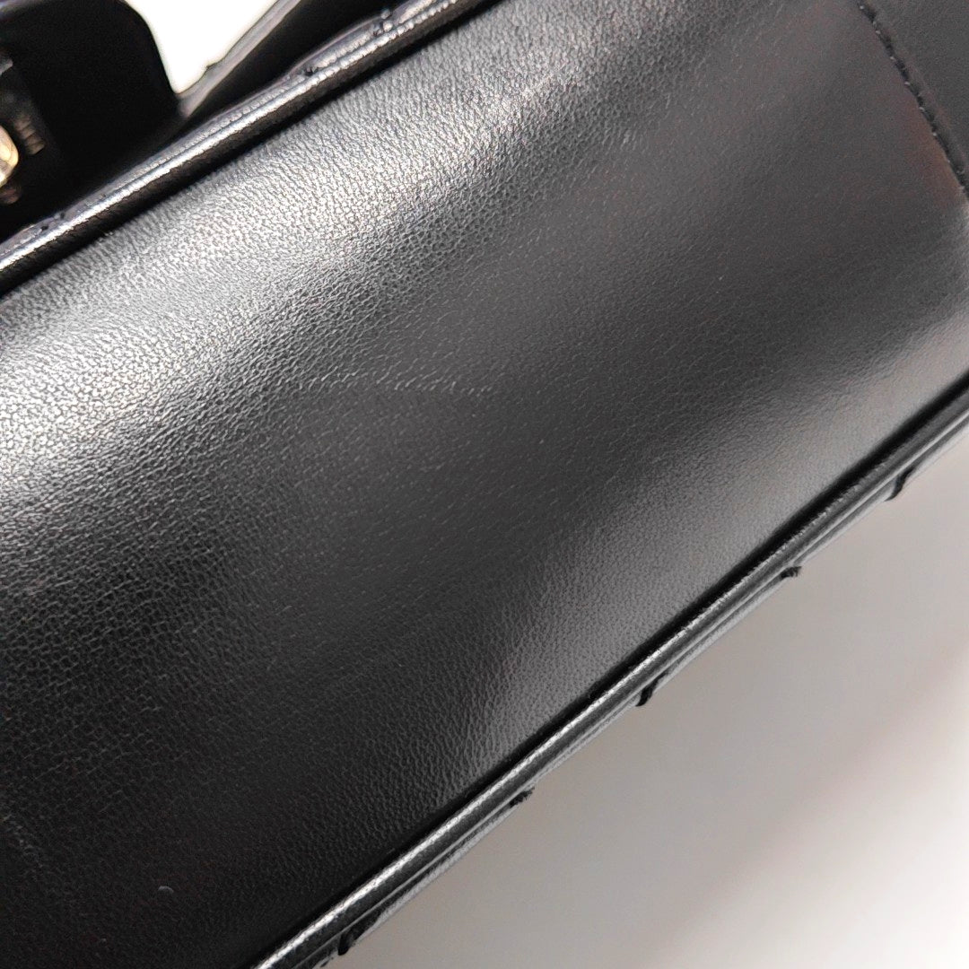 Authenticated pre-owned  CLASSIC FLAP Quilted Lambskin Black - Crossbody Bag at Looply