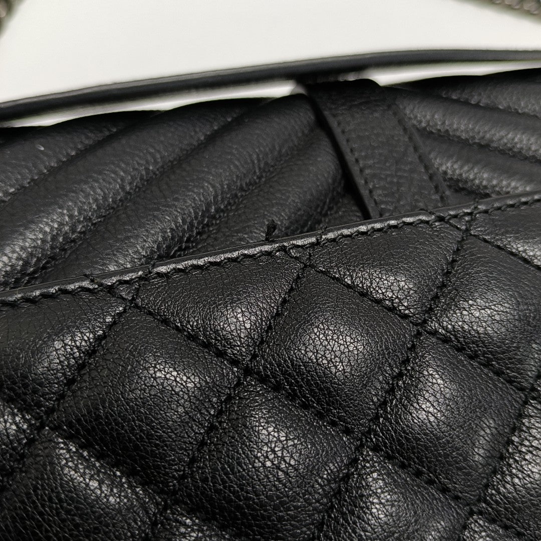 COLLEGE Large Chevron Calfskin Black