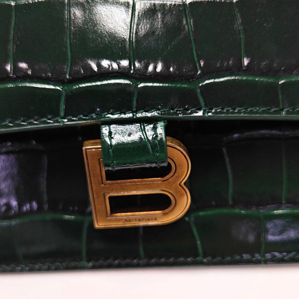 Authenticated pre-owned  Hourglass Calfskin Green - Clutch at Looply