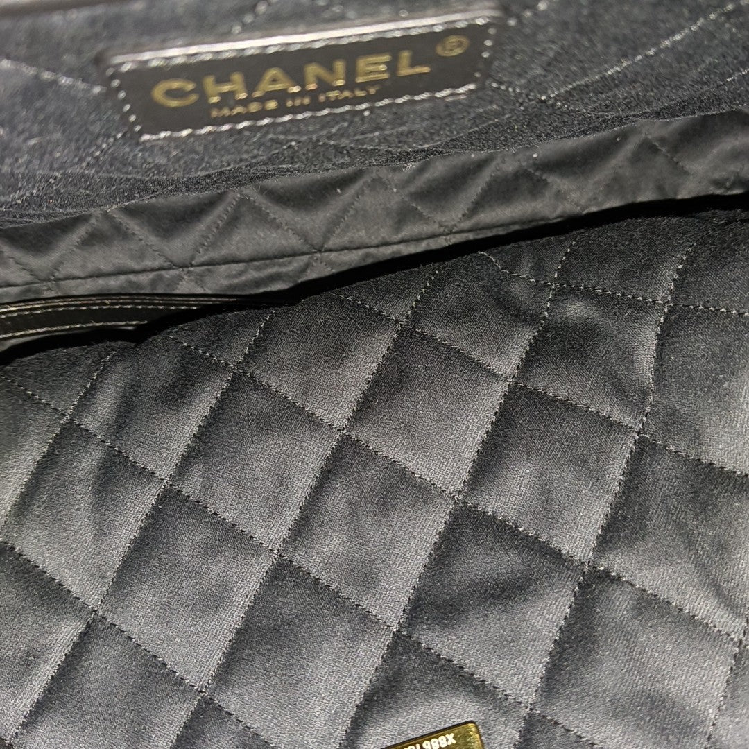 CHANEL 22 Small Quilted Calfskin Black