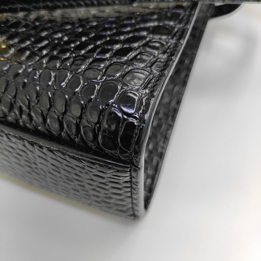MANHATTAN Medium Calfskin Black